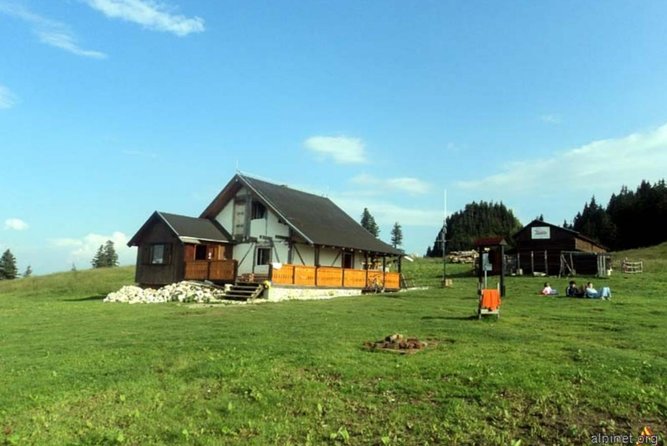 1 day CARPATHIAN PEAKS & CHALETS hike - A chalet lunch with mountain views