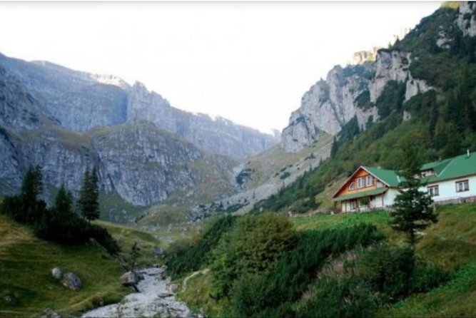 1 day CARPATHIAN PEAKS & CHALETS hike - A guide who makes the hard parts easier