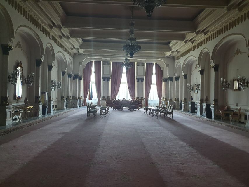 6h Communism Tour in Bucharest with Ceausescu Mansion - Guides, languages, and group style