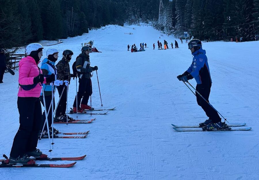 Brasov: Ski Lessons Day Trip For All Ages And Levels - Two hours with a licensed instructor