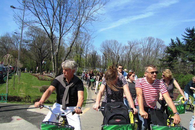 Bucarest à vélo - Piața Revoluției: the place where the old order ended