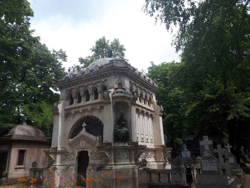 Bucharest: 3-Hour Dark History Tour with a Local - Guides who make or break the experience