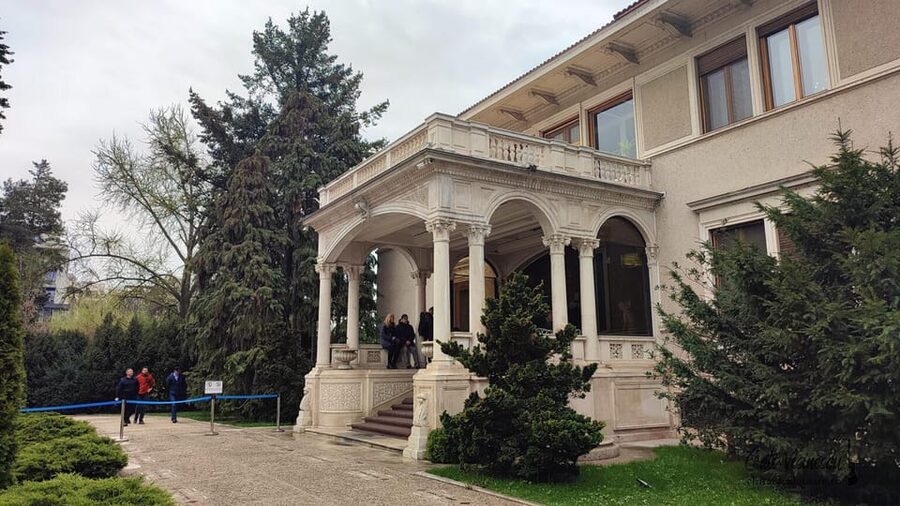 Bucharest city tour by car - From the Triumphal Arch to Herastrau Park