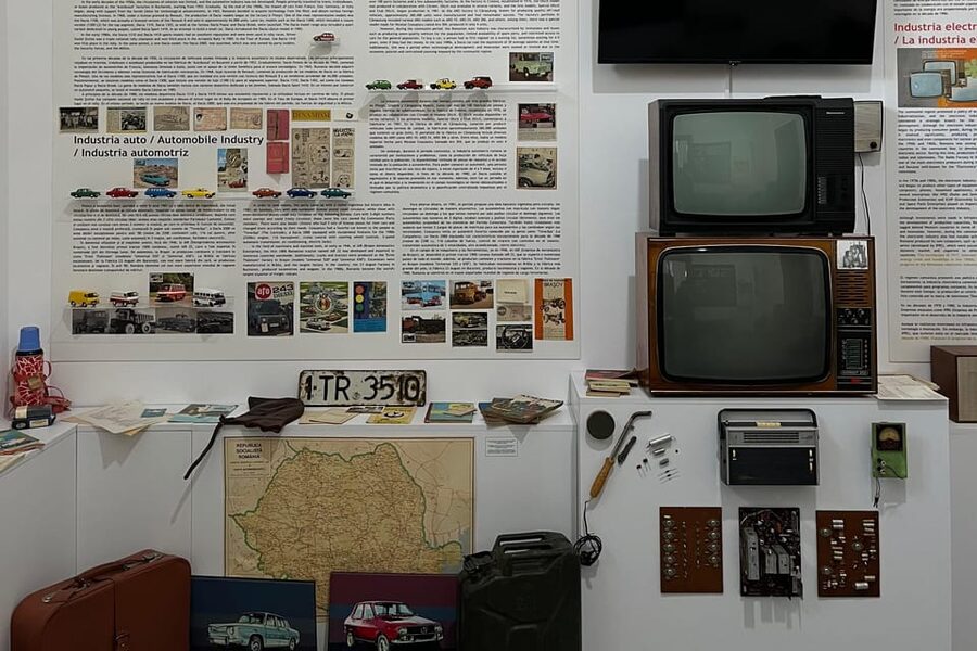 Bucharest: Dinner+Tour at Museum of Communism after closing - Timing, language, and practical details