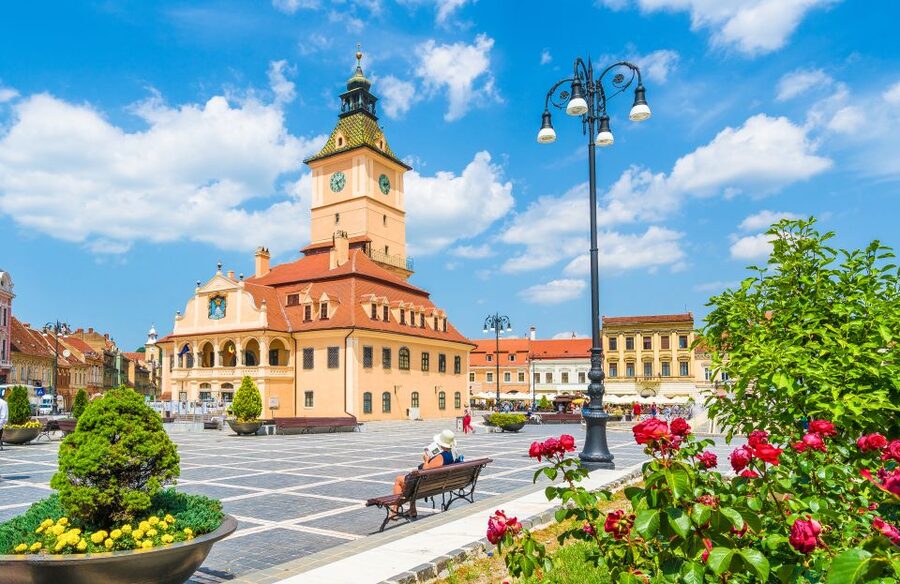 Bucharest: Dracula Castle, Peles Castle & Brasov Guided Tour - Brașov’s old center in 75 minutes