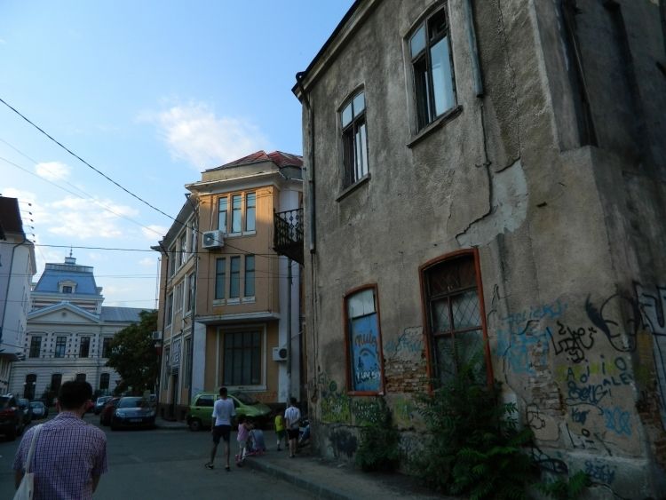 Bucharest: Half Day Bike Tour - Victoria Boulevard and the age of Little Paris