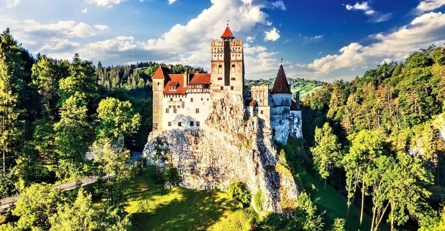 Bucharest: Peles Castle, Bran Castle, & Brasov Old Town Tour - Peles Castle in Sinaia: Romania’s royal showpiece