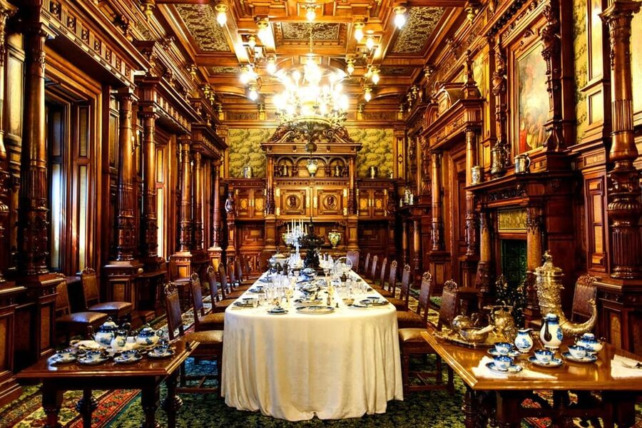 Bucharest: Peles Castle, Bran Castle, & Brasov Old Town Tour - Brasov Old Town: your best break of the day