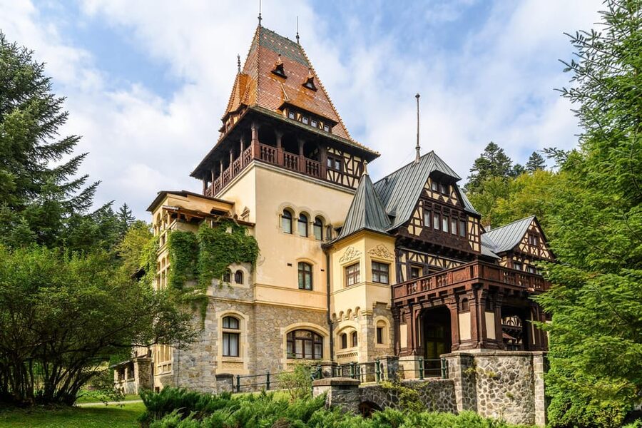 Bucharest: Peles & Dracula's Castle and Brasov Full-Day Trip - What to bring for a long castle day