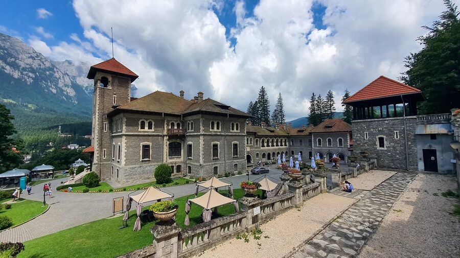 Bucharest : Wednesday, Dracula & Peles 3 Castles Tour 1 Day - Food, shoes, and other practical advice