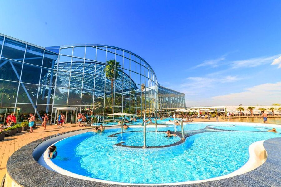 Bucuresti: Therme Bucharest Evening Entry Ticket & Transfer - Light, plants, pools, and the evening mood
