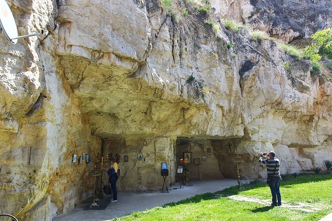 Bulgaria Day Trip - Private Tour from Bucharest - Veliko Tarnavo & Arbanasi - Guide quality and the human side of the tour