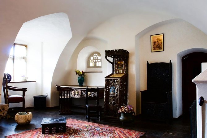 Day Trip Through Brasov in Transylvania and Bran, Peles, and Rasnov Castles - Guides matter on a long road day