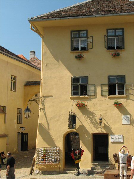 Dracula’s Castle & Sighisoara 2-Day Tour from Bucharest - Peles Castle in Sinaia: the polished opening act