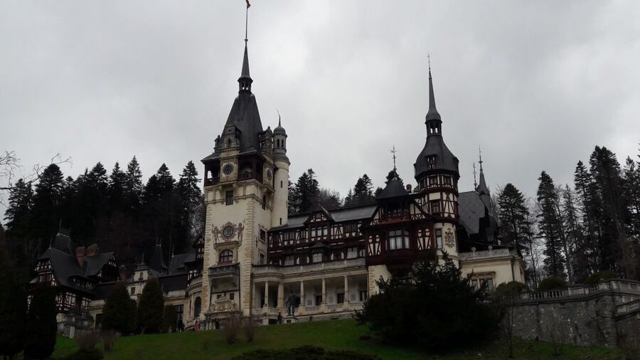 From Brasov: Peles Castle, Bran Castle & Cantacuzino Castle - Lunch, coffee, and local food