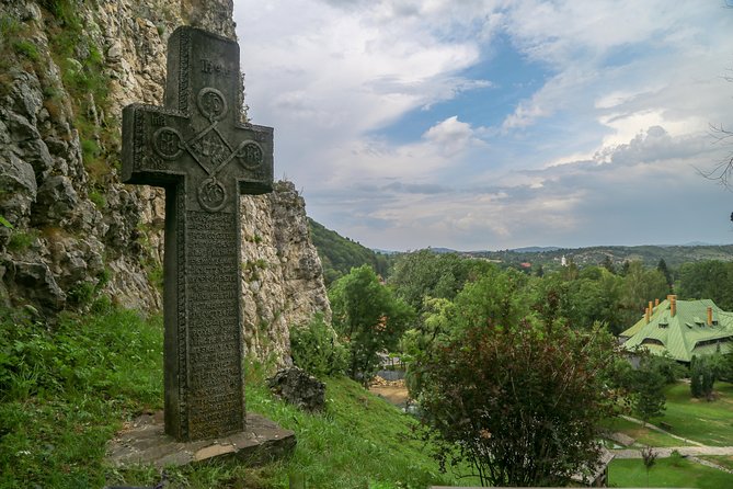 From Brasov: Small-group tour Bran, Rasnov, and Peles Castles - Râșnov Fortress: a changed visit in the Bucegi Mountains