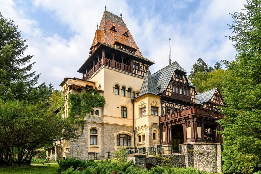 From Bucharest: Day Trip to Peles, Dracula's Castle, Brasov - Starting in Bucharest: meeting points and the road north