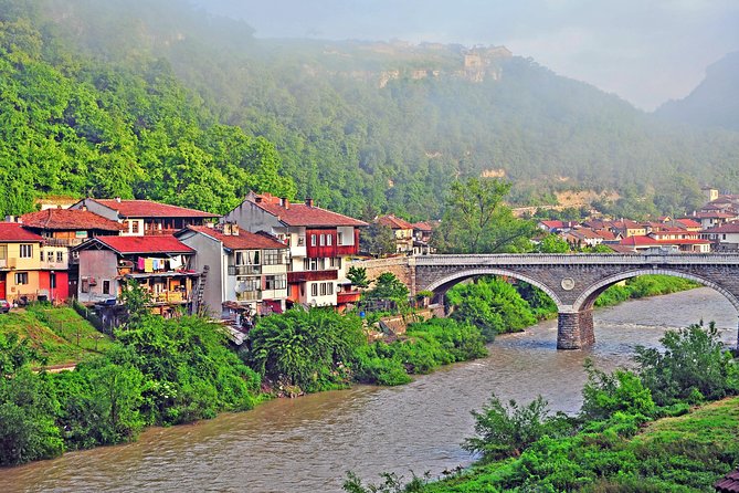 Full Day Trip to Bulgaria from Bucharest - Leaving Bucharest through its grand public spaces