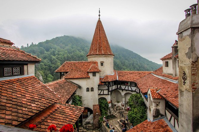Guided visit in Spanish to the Castle of Dracula in Bran (native Spanish guide). - What you are really booking at Bran Castle