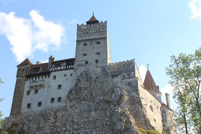 Guided visit in Spanish to the Castle of Dracula in Bran (native Spanish guide). - Meeting at 9:00 a.m. in Bran