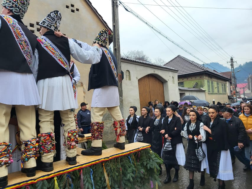 Learning toghether Transylvanian dances in Sibiu - Key points to know before booking