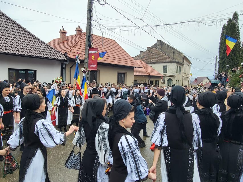 Learning toghether Transylvanian dances in Sibiu - Learning six dances step by step