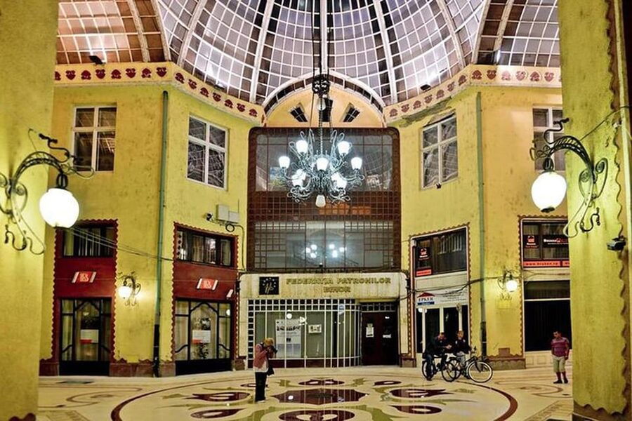 Oradea city tour - Black Eagle Palace and the central city view