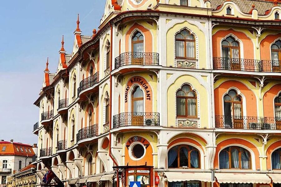 Oradea city tour - Meeting in Piața Unirii