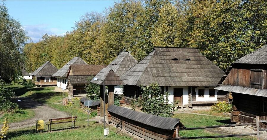 Palace of the Parliament, Village Museum & Ceaușescu Mansion - Inside Ceaușescu Mansion and the Primăverii neighborhood