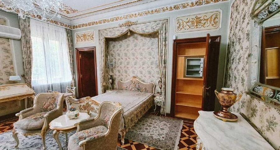 Palace of the Parliament, Village Museum & Ceaușescu Mansion - What the guide adds to the experience