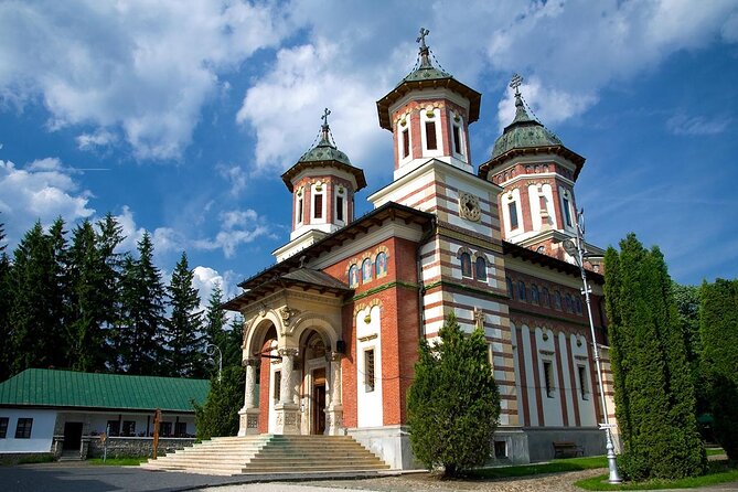Peles & Cantacuzino Castles: Gourmet Wine & Cultural Day trip - What the guides add to the experience