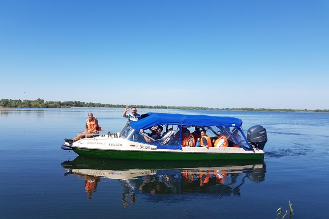 PRIVATE 4-5h speedboat tour to the village Mila23 - A closer look at the Mila 23 stop
