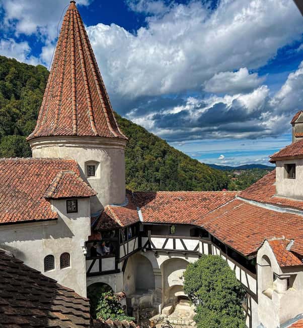 Sibiu: Dracula's Castle and Dino Park Day Trip - Lunch between the castle and Rasnov