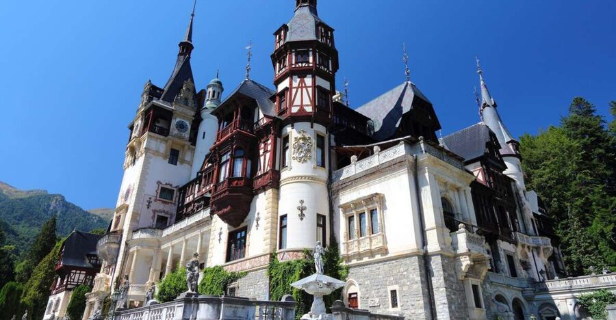 Sinaia: Peleș Castle Tour with An Expert Guide - Meeting at the fountain outside Peleș
