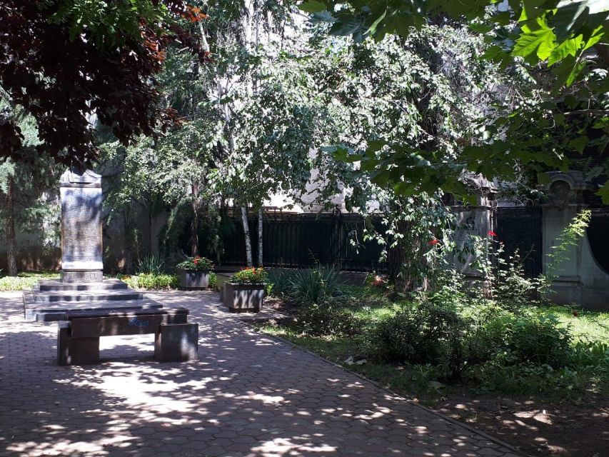 The secret Bucharest - half day walking tour - Casa Oamenilor de Știință and the first architectural clues