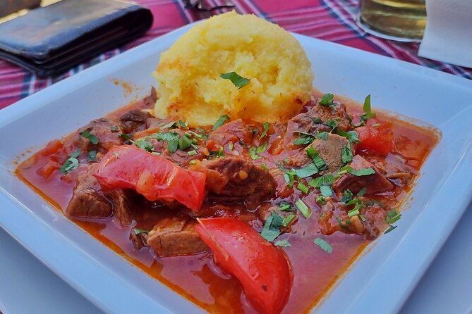 Traditional lunch and Old Town Private Tour with a local guide - Cărturești Carusel and the Macca-Villacrosse Passage