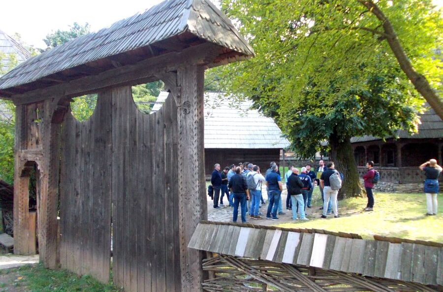 Traditions in Bucharest: Village Museum and Wine Tasting - Handmade Romanian crafts at Victoriei